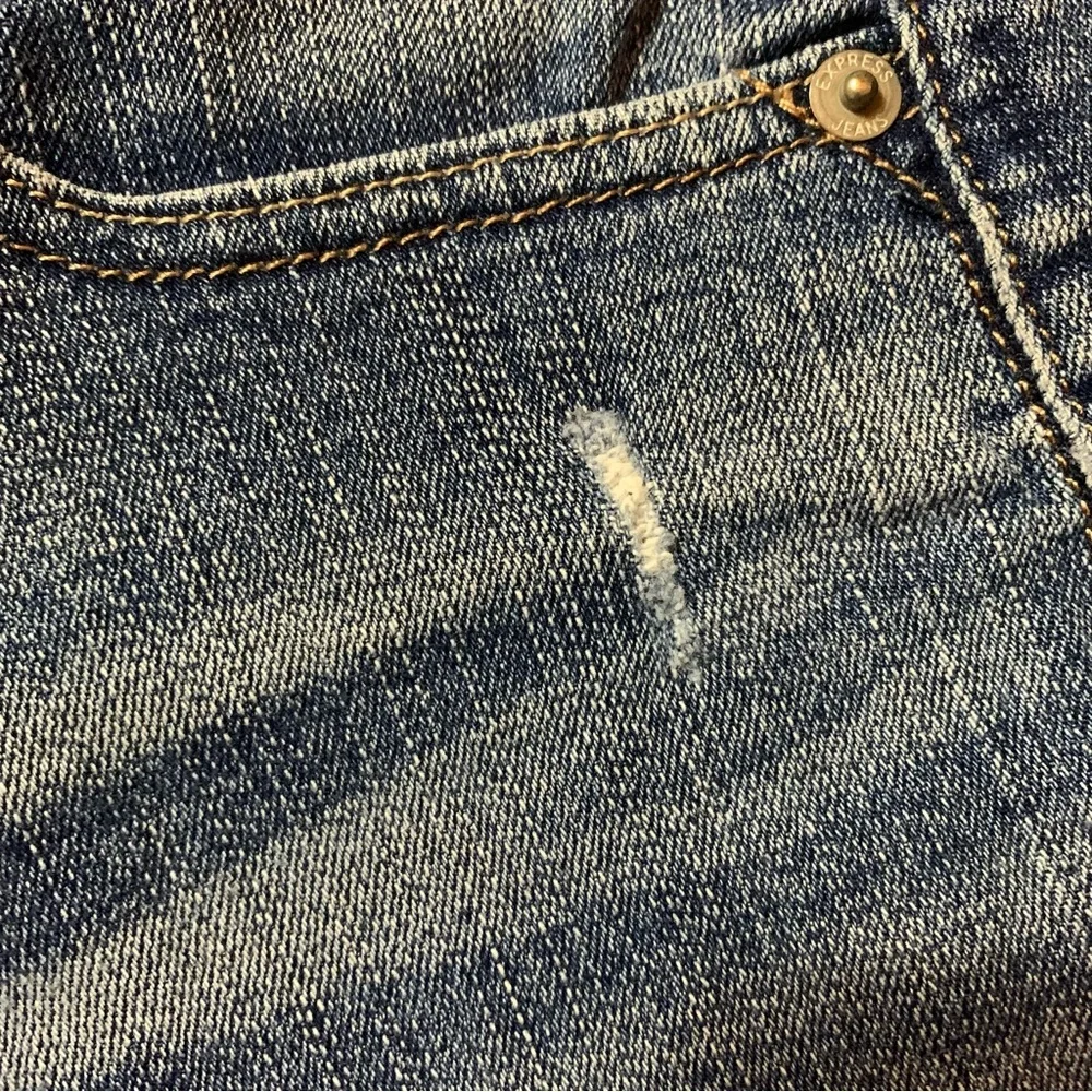 Express Jeans Outlet | medium wash distressed shorts | Sz 0 - Picture 4 of 11